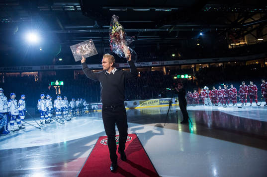 Per-Åge Skröder hyllas av Modo och hemmapubliken innan