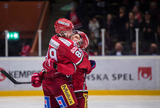 Modos Patrik Karlkvist  och Sam Marklund jublar