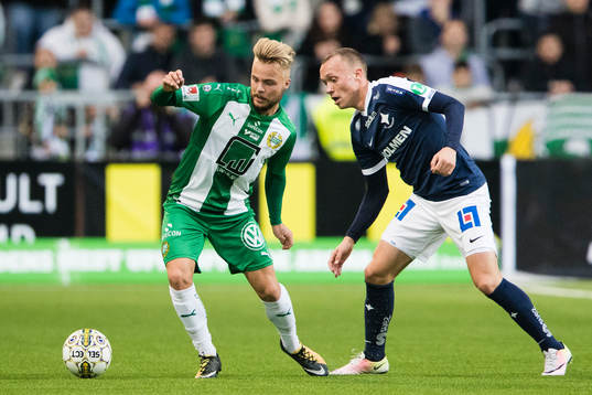Hammarbys Sander Svendsen i kamp om bollen med Norrköpings