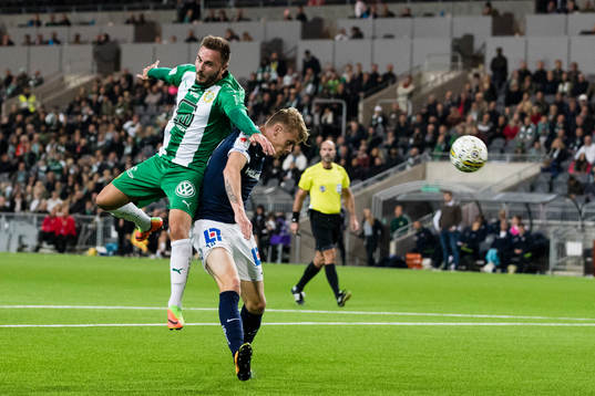 Hammarbys Muamer Tankovic i en nickduell med Norrköpings