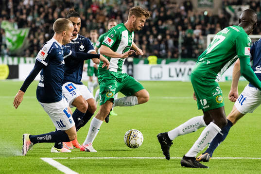 Hammarbys Rebin Asaad tar sig förbi Norrköpings Gudmundur