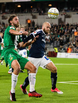 Norrköpings Daniel Sjölund håller undan Hammarbys Björn