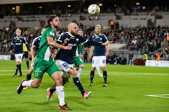 Norrköpings Daniel Sjölund håller undan Hammarbys Björn
