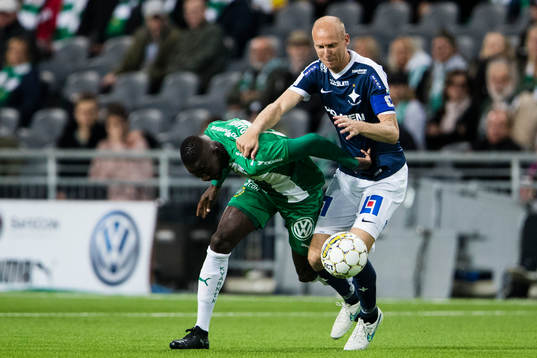 Hammarbys Pa Amat Dibba i kamp om bollen med Norrköpings