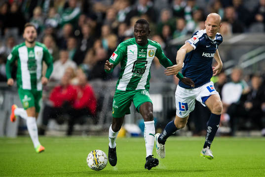 Hammarbys Pa Amat Dibba i kamp om bollen med Norrköpings