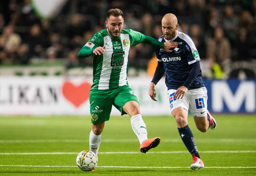 Hammarbys Muamer Tankovic i kamp om bollen med Norrköpings