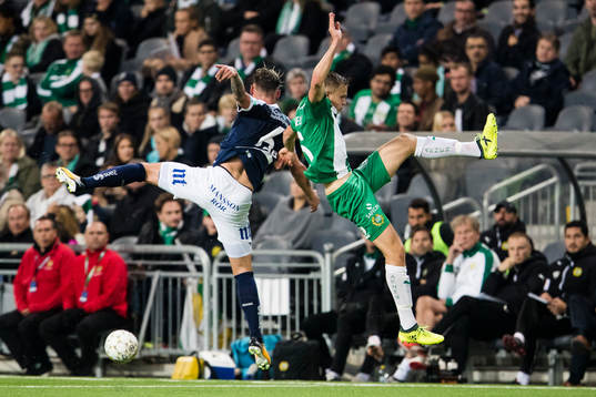 Norrköpings Linus Wahlqvist i en nickduell med Hammarbys