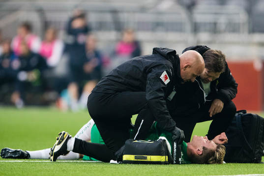 Hammarbys Marcus Degerlund blir omhändertagen av Hammarbys