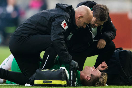 Hammarbys Marcus Degerlund blir omhändertagen av Hammarbys