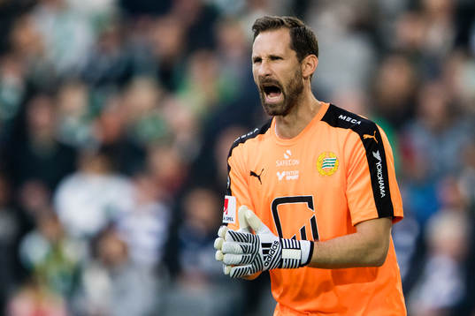 Hammarbys målvakt Johan Wiland reagerar