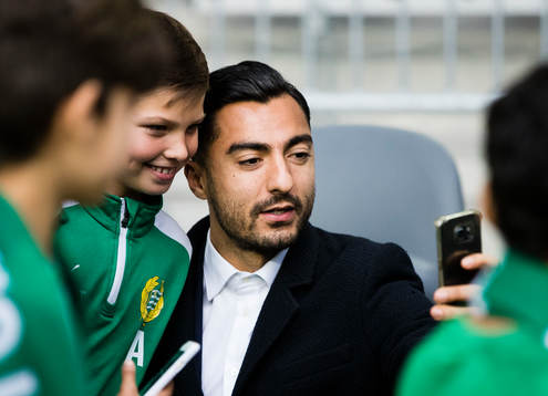 Hammarbys Jiloan Hamad tar en selfie med en knatte innan