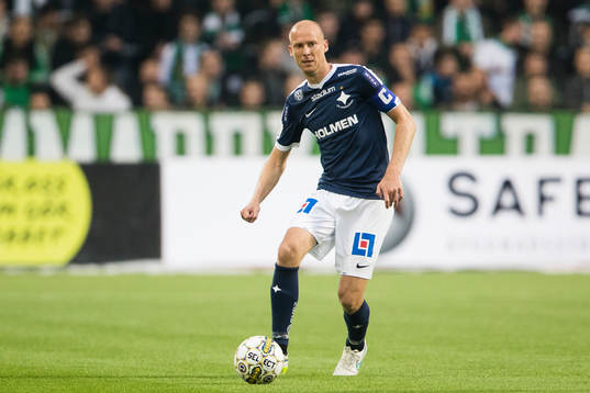 Norrköpings Andreas Johansson med bollen