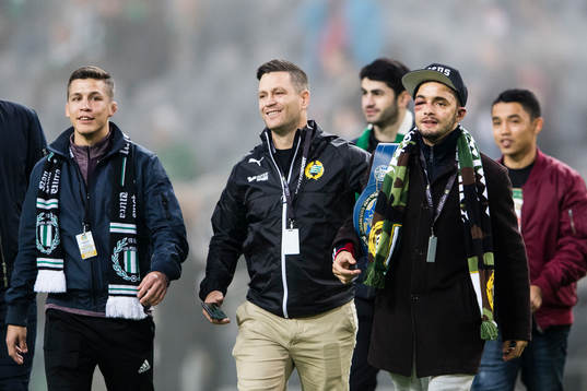 Hammarbyboxaren Anthony Yigit visar upp sitt bälte i