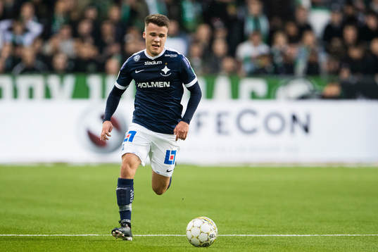 Norrköpings Simon Skrabb med bollen