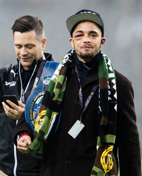 Hammarbyboxaren Anthony Yigit visar upp sitt bälte i