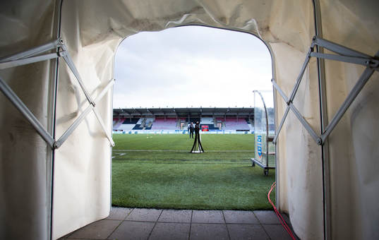 Spelarentrén till planen på Behrn Arena