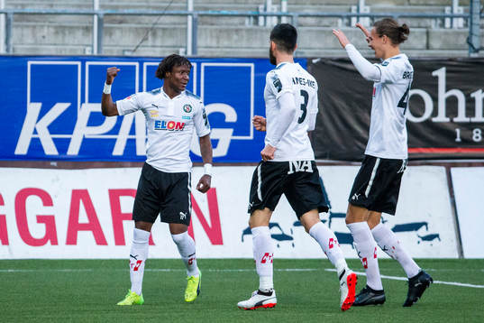 Örebros Kennedy Igboananike jublar