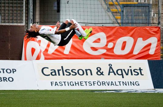 Örebros Kennedy Igboananike gör 1-0 och jublar