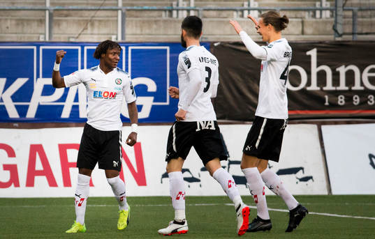 Örebros Kennedy Igboananike gör 1-0 och jublar med