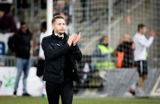 Örebros tränare Axel Kjäll jublar