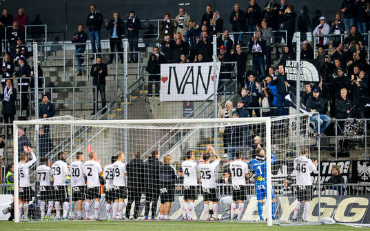Örebrospelara jublar framför fansen