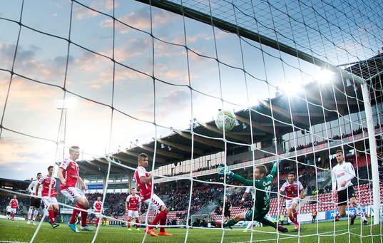 Örebros Kennedy Igboananike gör 1-0 på Kalmars målvakt