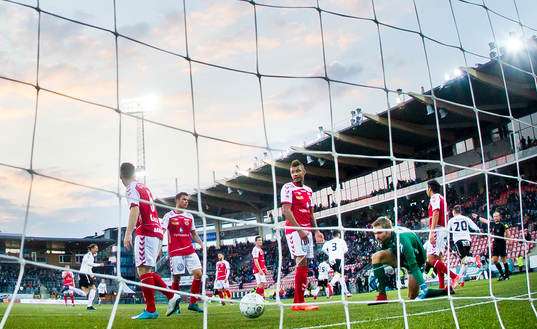 Örebros Kennedy Igboananike gör 1-0 på Kalmars målvakt