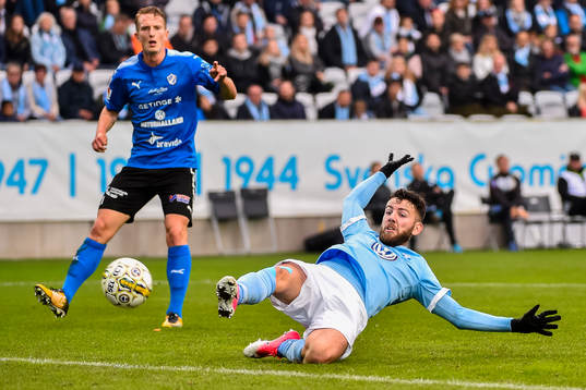 Malmö FFs Erdal Rakip med målchans bredvid Halmstads