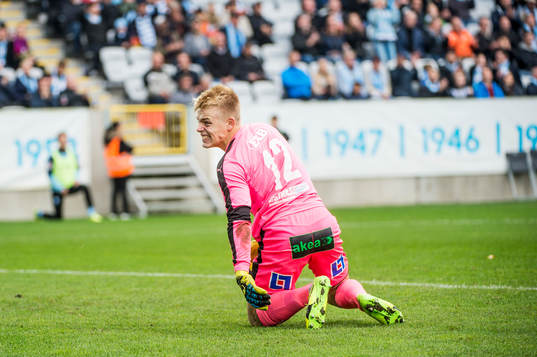 Halmstads målvakt Isak Pettersson deppar