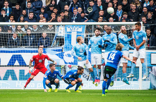 Halmstads Höskuldur Gunnlaugsson slår frispark mot Malmö