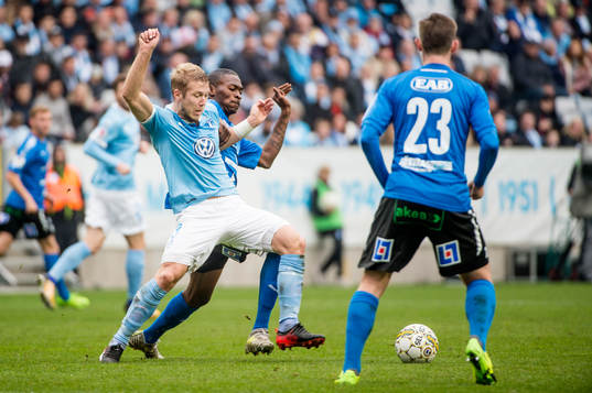Malmö FFs Anton Tinnerholm mot Halmstads Aboubakar Keita