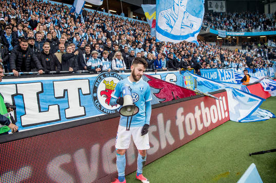 Malmö FFs Erdal Rakip med en megafon