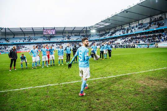Malmö FFs Erdal Rakip med en megafon jublar med