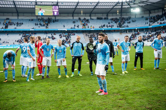 Malmö FFs Erdal Rakip med en megafon jublar med