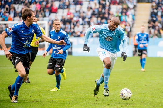 Malmö FFs Carlos Strandberg mot Halmstads Marcus Johansson