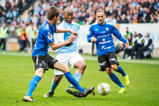 Malmö FFs Carlos Strandberg mot Halmstads Marcus Johansson