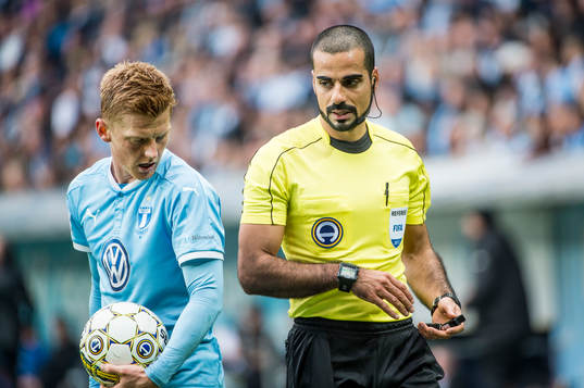 Malmö FFs Anders Christiansen och domaren Mohammed Al-Hakim