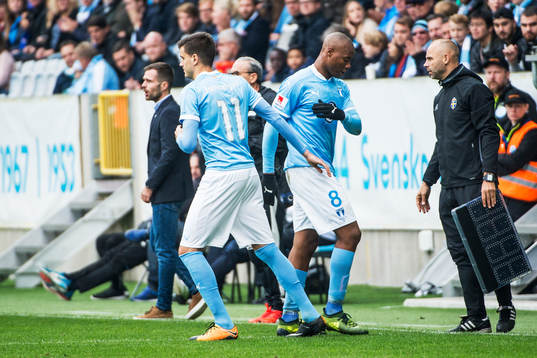 Malmö FFs Alexander Jeremejeff kommer in och Carlos
