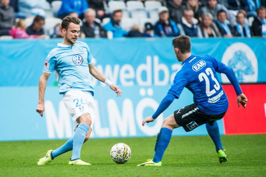 Malmö FFs Andreas Vindheim mot Halmstads Jonathan Svedberg