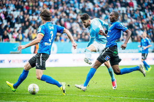 Malmö FFs Erdal Rakip mot Halmstads Fredrik Liverstam och