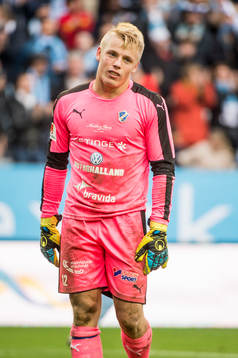 Halmstads målvakt Isak Pettersson deppar