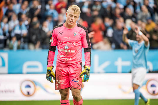 Halmstads målvakt Isak Pettersson deppar