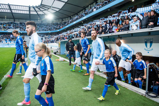 Malmö FFs Erdal Rakip och Jo Inge Berget kommer in på