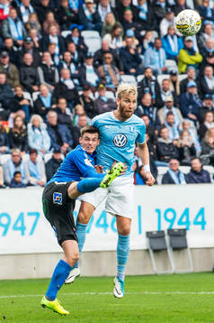 Halmstads Jonathan Svedberg mot Malmö FFs Rasmus Bengtsson