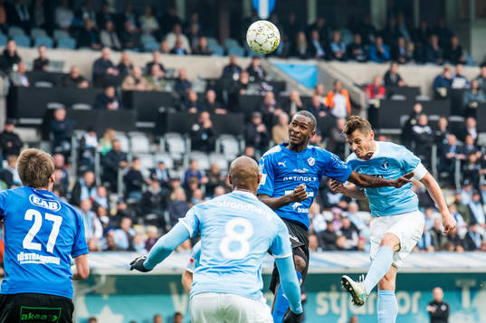 Halmstads Aboubakar Keita i luftduell med Malmö FFs Markus
