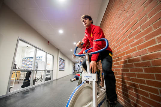 Moras Michael Haga värmer upp