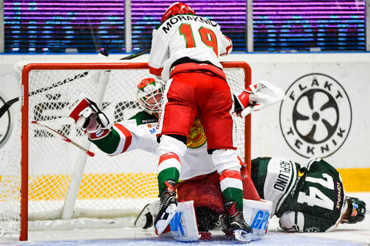 Moras John Persson kolliderar med målvakt Mattias