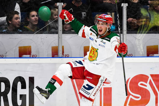 Moras Robin Johansson jublar