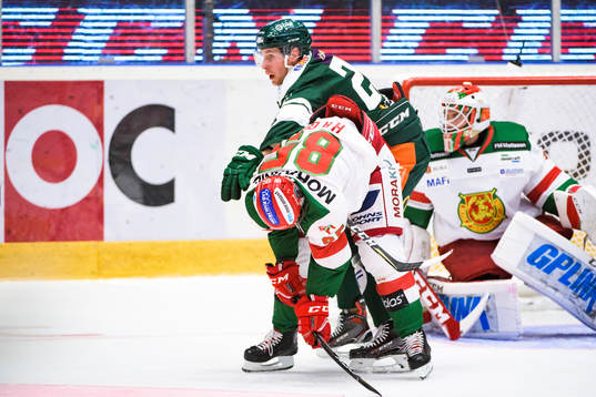 Färjestads Per Åslund och Moras Michael Haga i en fight