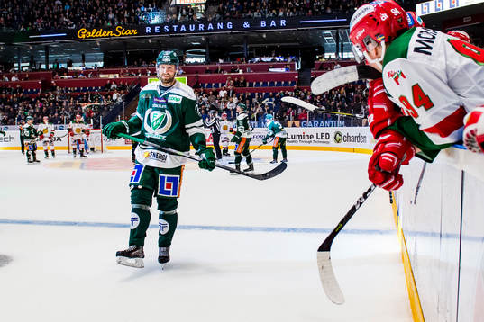Färjestads Dick Axelsson utanför Moras spelarbås